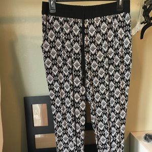 Juniors jogger pants.
